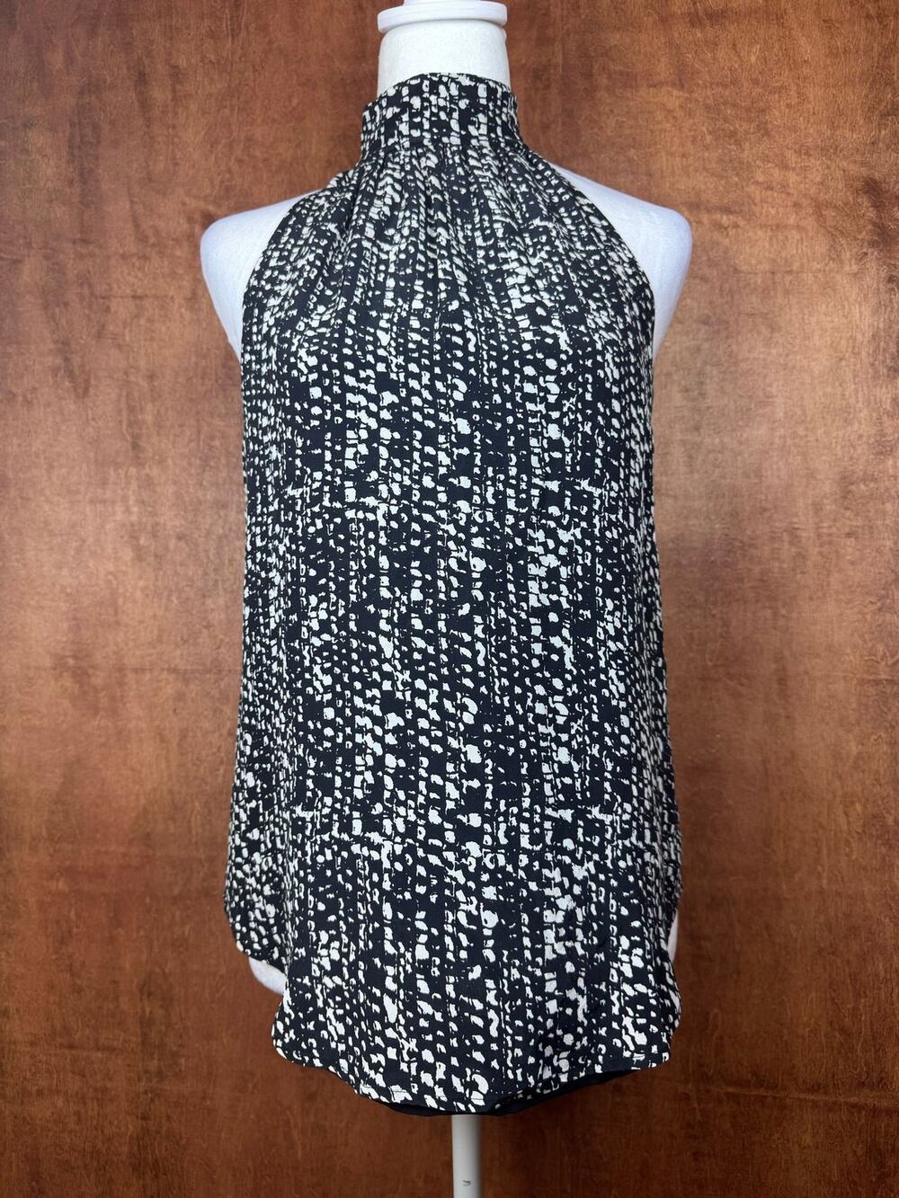 Kenneth Cole New York size 2 100% SILK mock neck sleeveless blouse keyhole back
